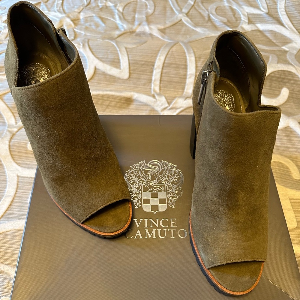 Women’s 7.5 Vince Camuto, olive green, peep toe booties